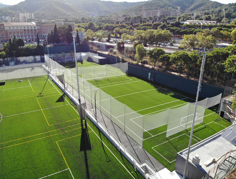 Instalaciones deportivas de la academia con varios campos de césped artificial